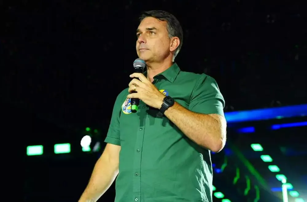 Flávio Bolsonaro contesta reeleição de Lula e anuncia pedido de anulação do segundo turno